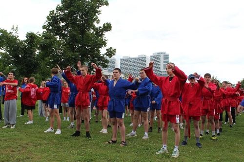 САМБИСТЫ НА МАССОВОЙ ТРЕНИРОВКЕ ВЧЕСТЬ ДНЯ ФИЗКУЛЬТУРНИКА