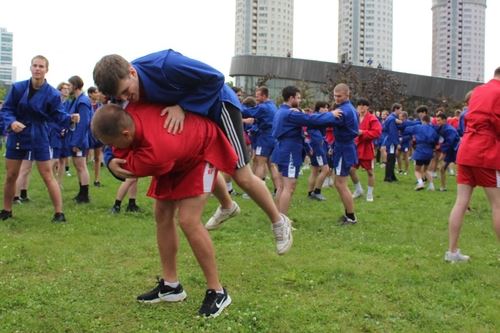 САМБИСТЫ НА МАССОВОЙ ТРЕНИРОВКЕ ВЧЕСТЬ ДНЯ ФИЗКУЛЬТУРНИКА