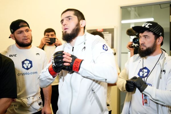 Ислам Махачев, первый титульный бой в UFC, бой с Чарльзом Оливейрой, как Махачев получил титульный бой, Хабиб Нурмагомедов