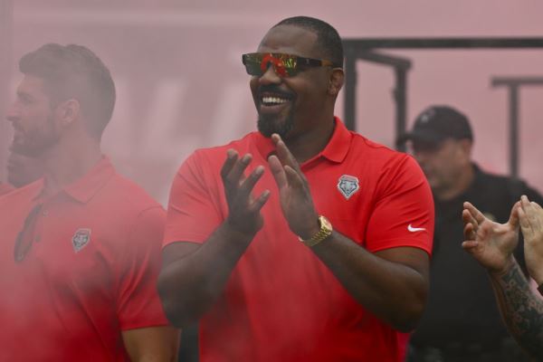 Джон Джонс в Чечне, Рамзан Кадыров, пострелял из РПГ, купил квартиру в Грозном, встреча с Хамзатом Чимаевым, борьба